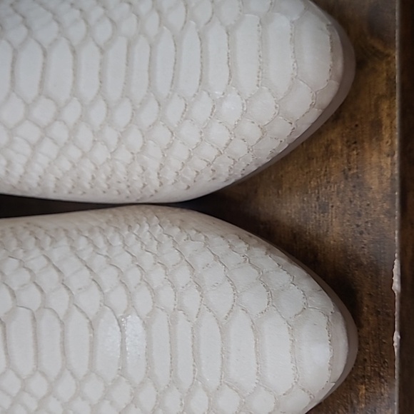 BareTraps LUCIA Textured Snakeskin Cream Ankle Booties size 9.5 - Picture 12 of 13